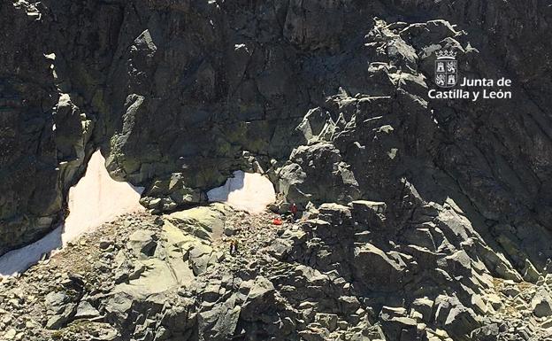 Heridos dos montañeros en sendas caídas en la Sierra de Gredos