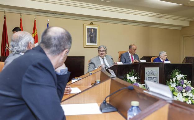 'Servido en Frío' del escritor gaditano Manuel Francisco Reina gana el Gil de Biedma