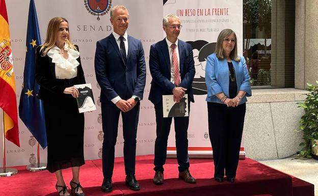 El rector de la USAL asiste a la presentación del libro y la exposición `Un beso en la frente´ en el Senado