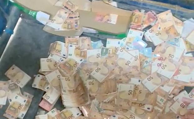 Recuperan 46.645 euros en billetes que un vecino tiró a un contenedor de papel en Delicias