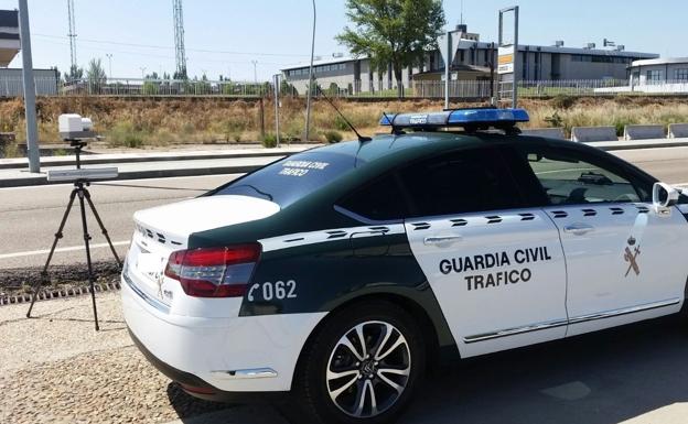 La Guardia Civil detiene a un conductor irlandés que circulaba a 222 km/h en la Autovía A-62