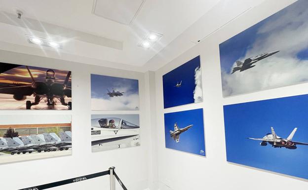 El Tormes acoge una exposición de fotografías de aviones F-18, la Fuerza Aérea de Combate en España