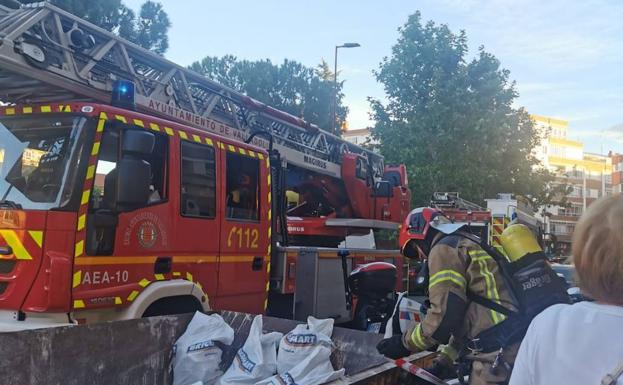 Los bomberos sofocan el segundo fuego en cinco días en un piso de Pajarillos