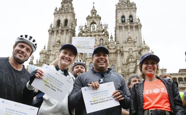 Ronaldo cumple la promesa del ascenso y llega a Santiago de Compostela