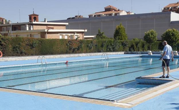 La Junta estudia una propuesta para ampliar y cubrir la piscina del Campo de la Juventud