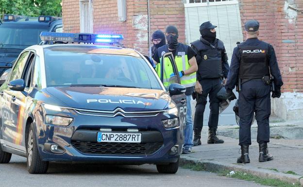 En libertad con cargos tras ser detenido por tres delitos en Pajarillos