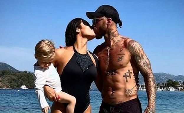 Pilar Rubio y Sergio Ramos junto a su hijo pequeño, de vacaciones en la playa