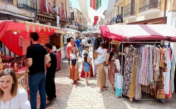 Lleno en Villalón con el mercado comarcal y la feria agroalimentaria