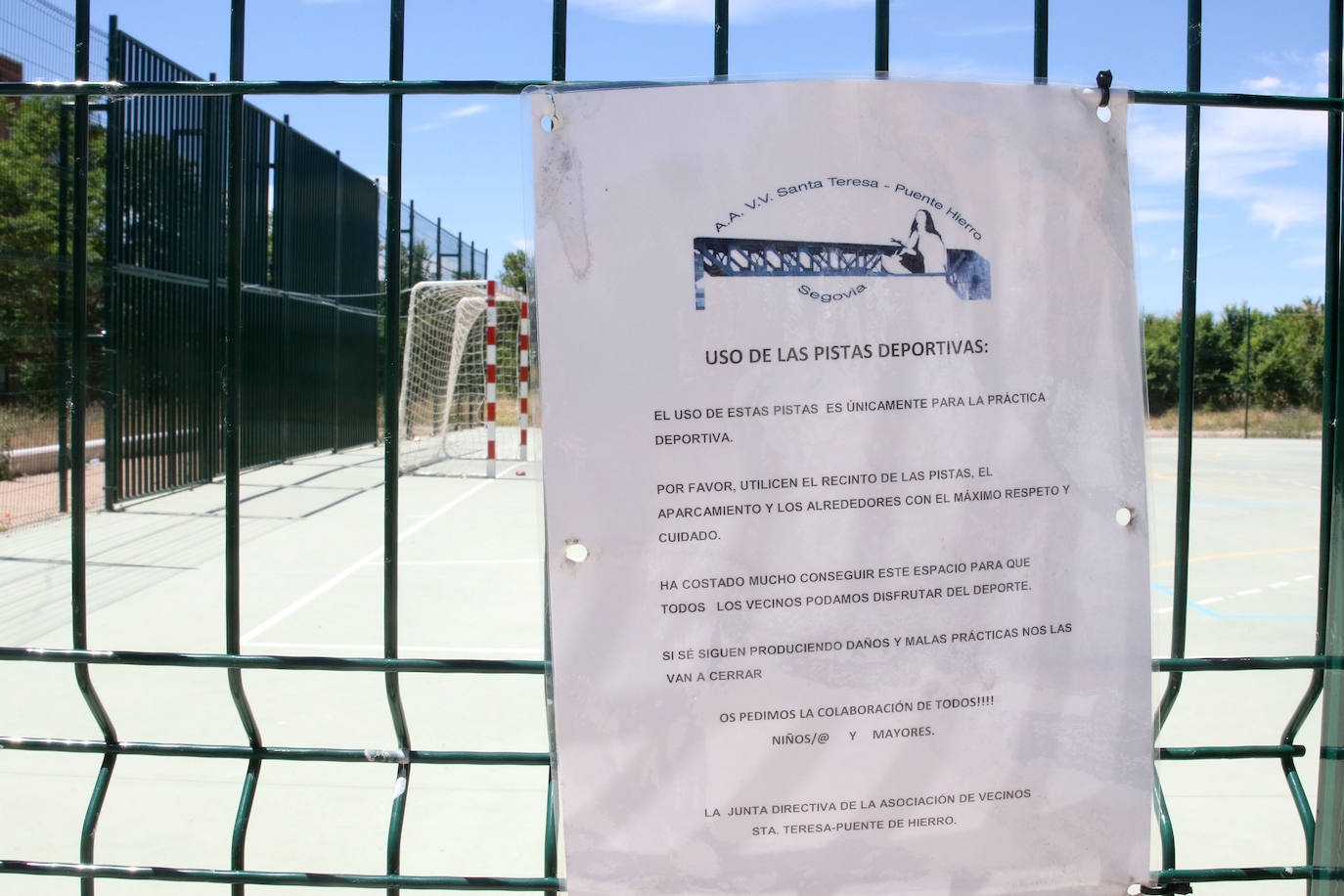 Vecinos del entorno de las pistas de Tejadilla piden la limpieza de la zona