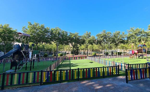 El Ayuntamiento moderniza la plaza de Burgos con más de juegos infantiles y mejora su seguridad