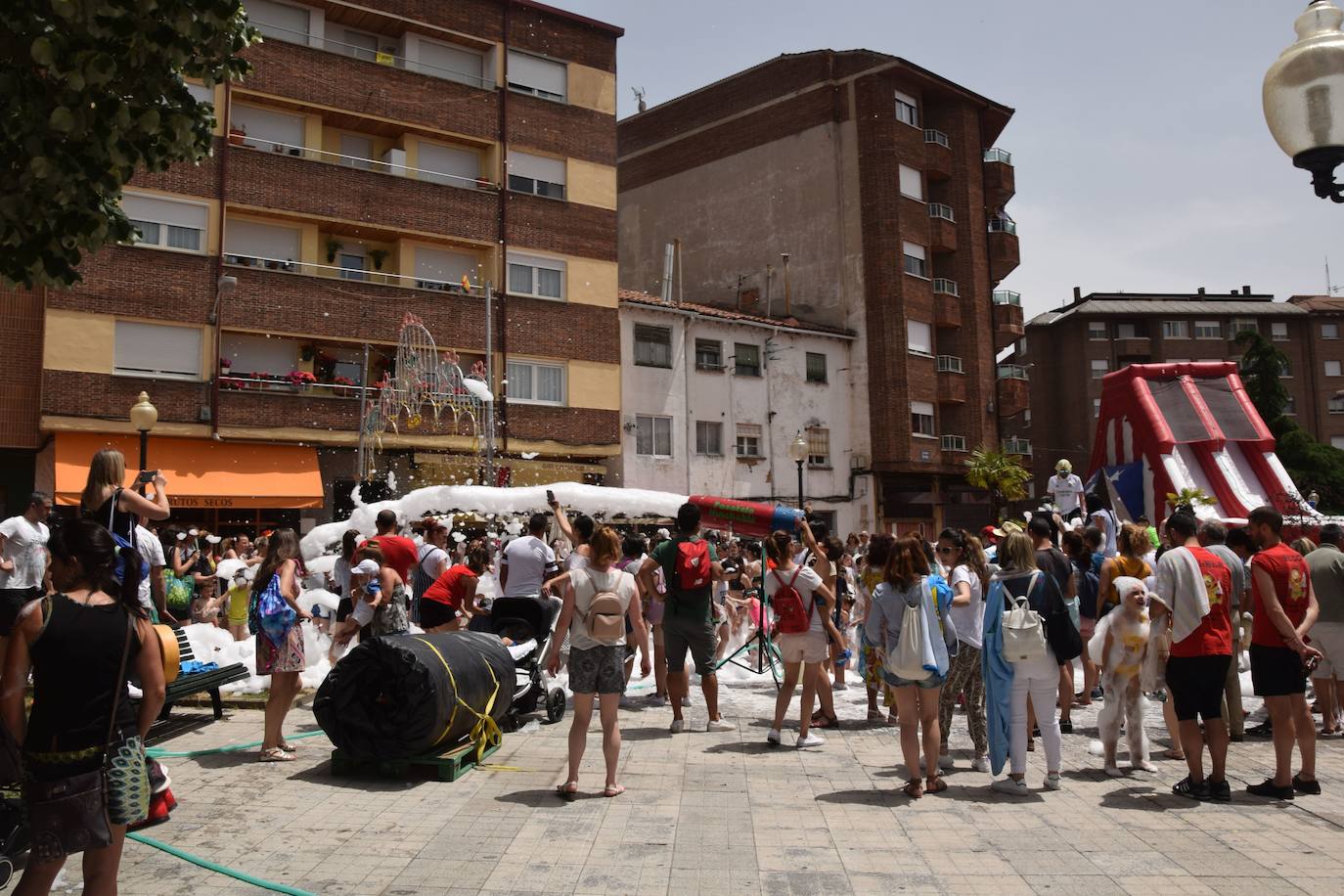La diversión de la fiesta de la espuma en Guardo