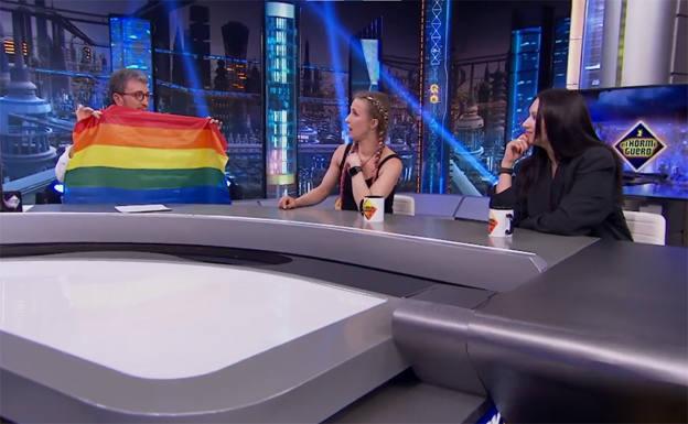 Pussy Riot le cuenta a Pablo Motos lo que le puede pasar por mostrar una bandera gay en la televisión en su país