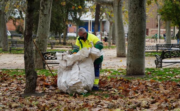 El PSOE acusa al Ayuntamiento paralizar un informe para «perdonar 100.000 euros» a la empresa de los parques y jardines