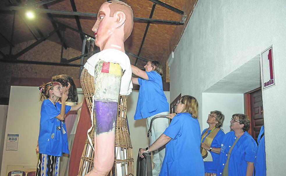Los gigantes y cabezudos estrenan vestuario