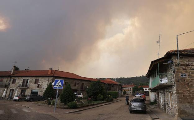 Ocho pueblos desalojados y tres carreteras cortadas por el incendio en la Sierra de la Culebra