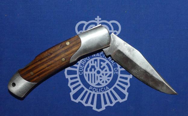 El detenido por apuñalar a un hombre en Salamanca conocía a su víctima y tiró la navaja a una papelera