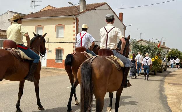 Los vecinos de Mayorga celebran la romería para honrar a San Antonio