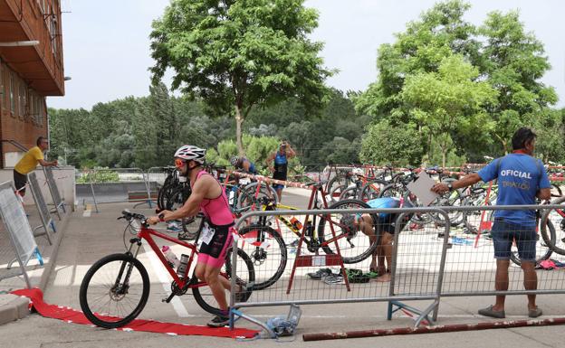 Rodríguez y García se imponen en el Triatlón de Dueñas