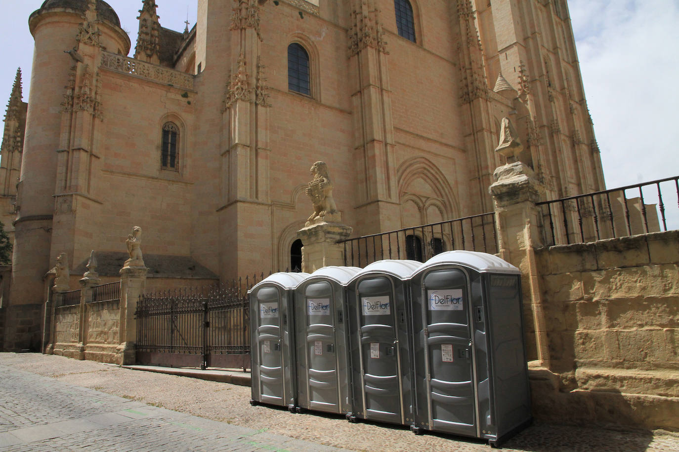 Instalan dieciséis urinarios portátiles en las inmediaciones de la Plaza Mayor de Segovia