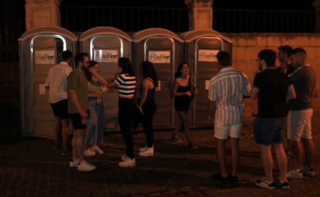 La Policía sanciona a 18 personas por hacer pis en la calle pese a disponer de urinarios portátiles