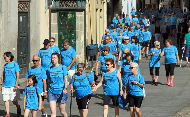 Cerca de 200 personas toman parte en la marcha a beneficio de los enfermos de párkinson