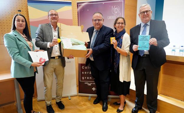 Castilla y León humanizará la atención a niños con cáncer con 'Carebox', una caja de cuidados
