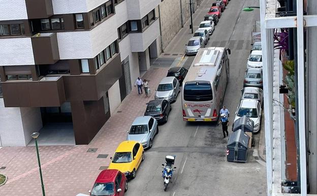 Continuos atascos de vehículos grandes en una calle de Burgos por seguir las indicaciones del GPS