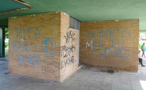 Pintadas con la 'D' de Demencia embadurnan un portal frente al polideportivo Pisuerga