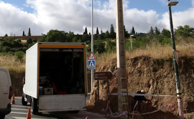 Comienzan las obras para retirar el poste de Correos entre la calle San Gabriel y Vía Roma
