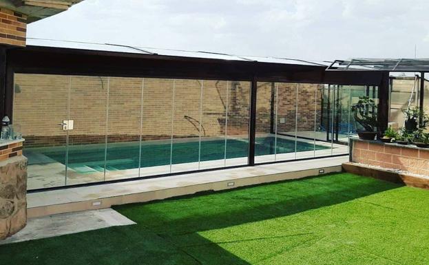 La construcción de piscinas sigue en auge y las listas de espera superan los dos años