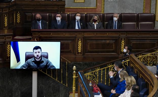 Sánchez charla con Biden sobre la cumbre de la OTAN, en la que Zelenski hablará por vídeo