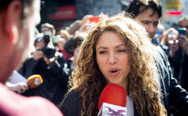 Shakira sufre el acoso de un hombre que le hace pintadas en su casa