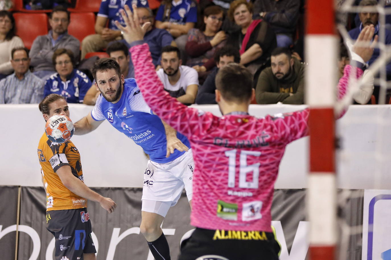 El extremo Daniel Pérez, procedente del Valladolid, primer fichaje de Balonmano Nava