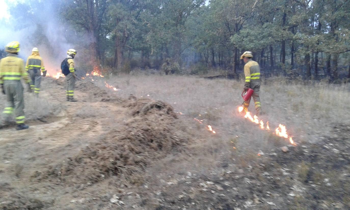Los medios terrestres luchan por detener el fuego de Santa Cruz del Valle, en Ávila