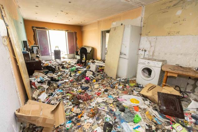 Termina la pesadilla de los vecinos de un conflictivo inquilino con diógenes de Valladolid