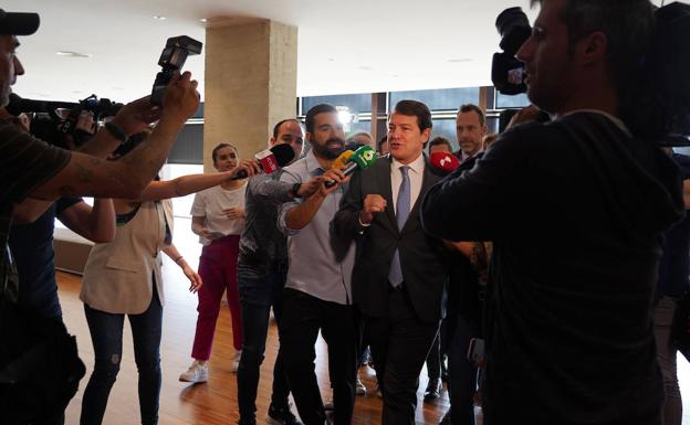 CC OO y UGT avisan a Mañueco de que no puede jugar con «dos barajas» en el Diálogo Social