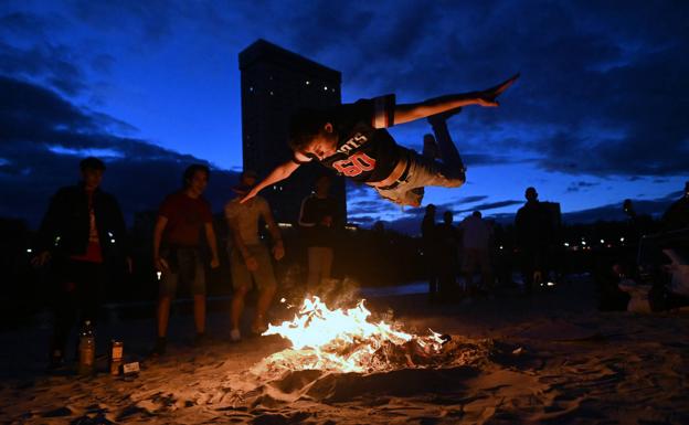 San Juan recupera la magia tras dos años sin hoguera en la playa de Las Moreras