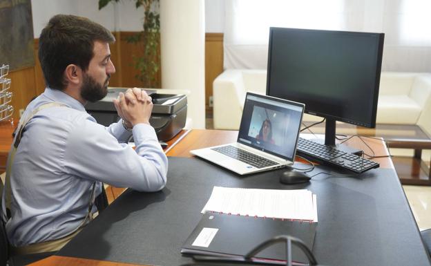 Gallardo rechaza una «forzada» transición a la movilidad eléctrica que destruya empleos