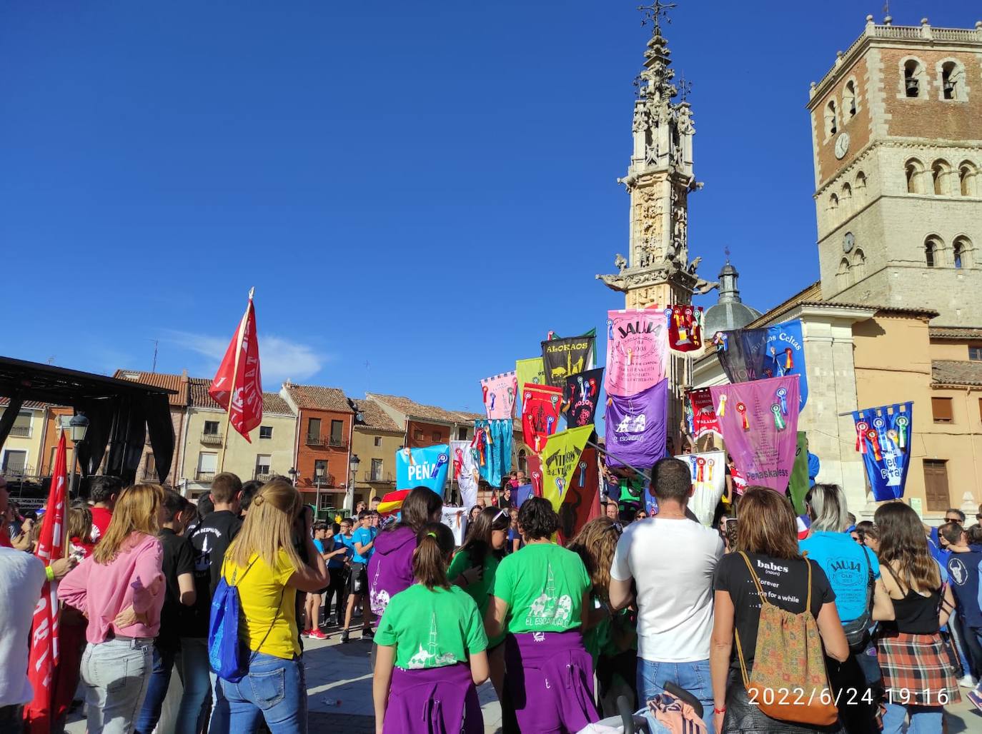 El desfile de peñas llena Villalón de Campos de música y color