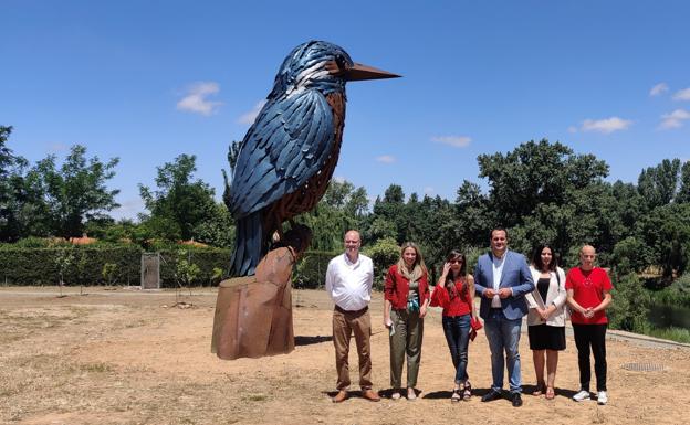 El proyecto de Arte Emboscado de Santa Marta sigue creciendo con la escultura de un martín pescador