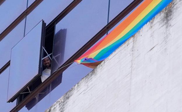 Oposición de Vox a iluminar las Cortes en el día LGTBI y bandera arcoíris en los despachos del PSOE