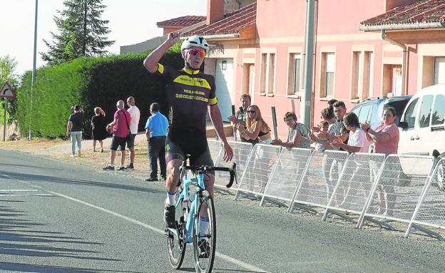 El corredor ruso Illia Shchegolkov, primer líder de la Vuelta a Segovia