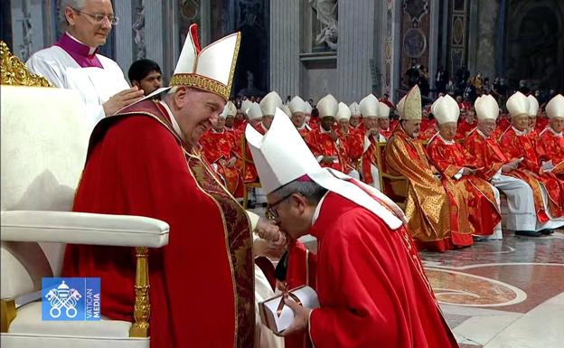 El Papa Francisco entrega el palio arzobispal a Luis Argüello