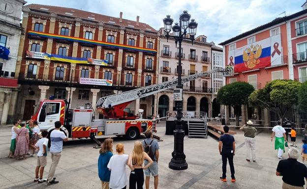 Polémica en Burgos por el despliegue de una bandera gigante de Rusia con la cinta de San Jorge