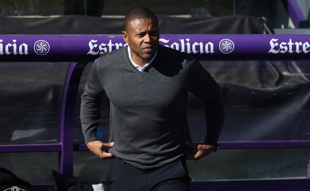 Julio Baptista seguirá al frente del Valladolid Promesas tras el descenso a Segunda RFEF