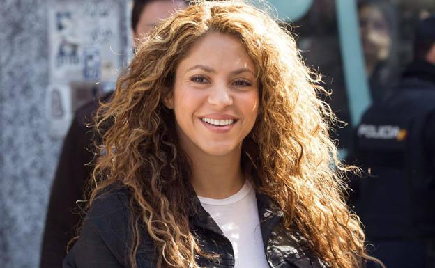 Shakira cambia Barcelona por las olas de Oyambre