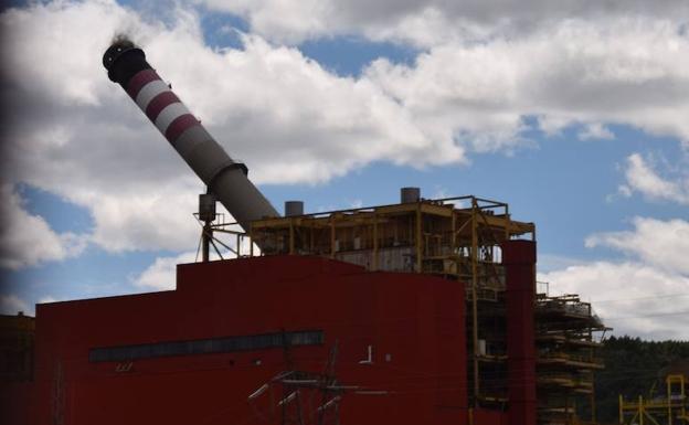 Cae la última de las chimeneas de la Central Térmica de Velilla