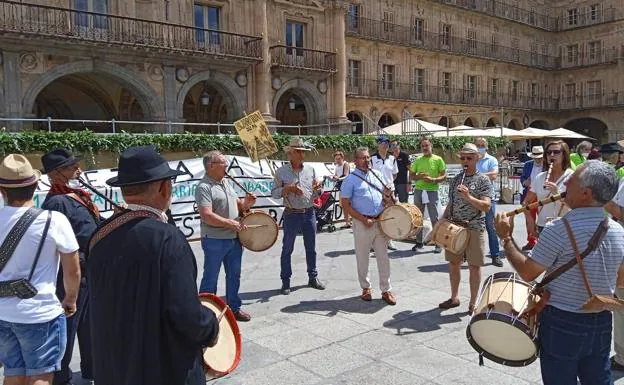 Folclore charro para reclamar la reapertura para uso turístico de la línea férrea de La Fuente a Barca de Alba
