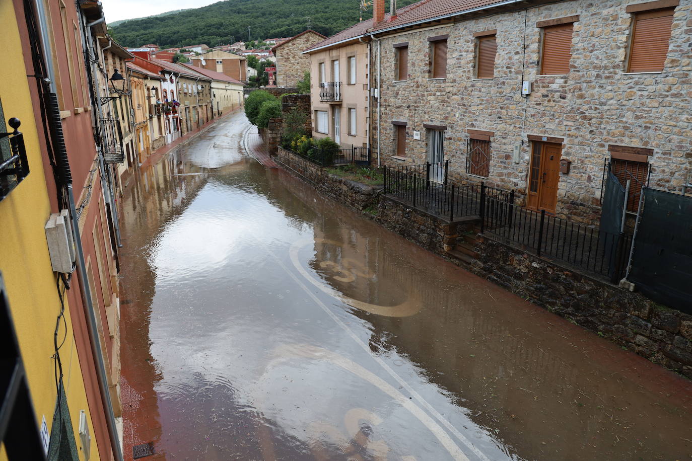 Una tromba de agua anega de nuevo la carretera de Barruelo