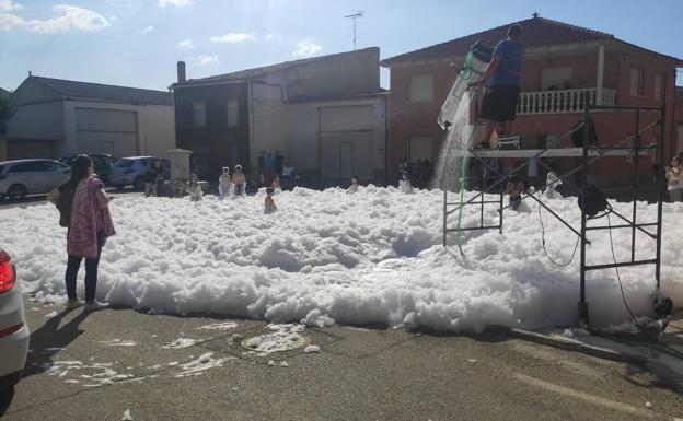 Paella, música y espuma en Villasexmir para honrar a Santa Isabel